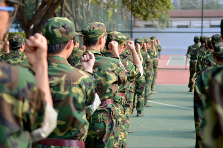 新学期军训今天，为了军训，我重返校园背景