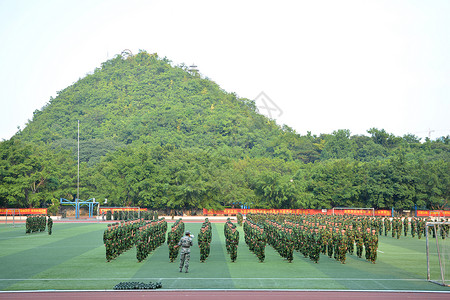 大学生军训海报今天，为了军训，我重返校园背景