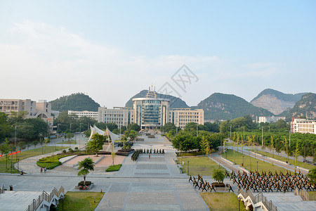 今天我最大今天，为了军训，我重返校园背景