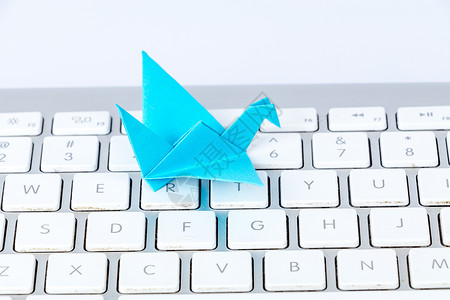 蓝色千纸鹤键盘创意设计背景图片