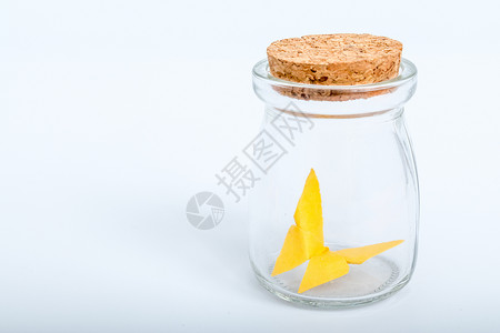 玻璃瓶纸质黄色蝴蝶手工艺背景图片