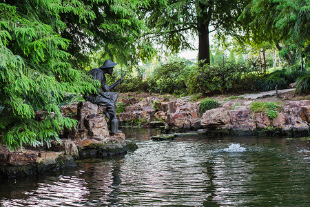 湖畔雕塑垂钓园林背景图片
