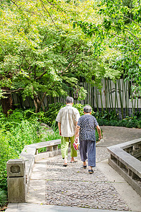 温馨场面图案老人相伴石桥散步背景
