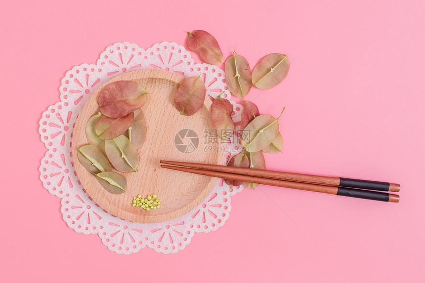 清新木筷红果种子创意摆拍图片