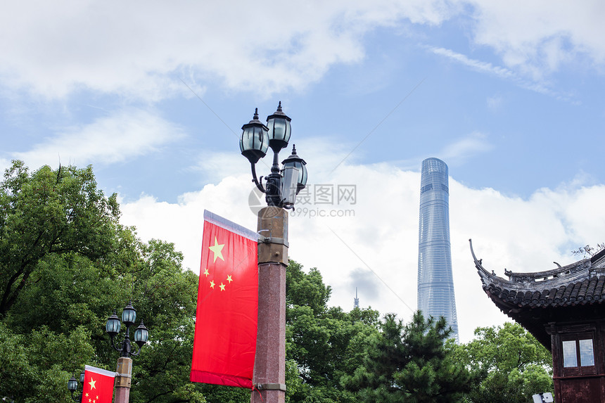 蓝天国旗上海中心大厦国庆图片