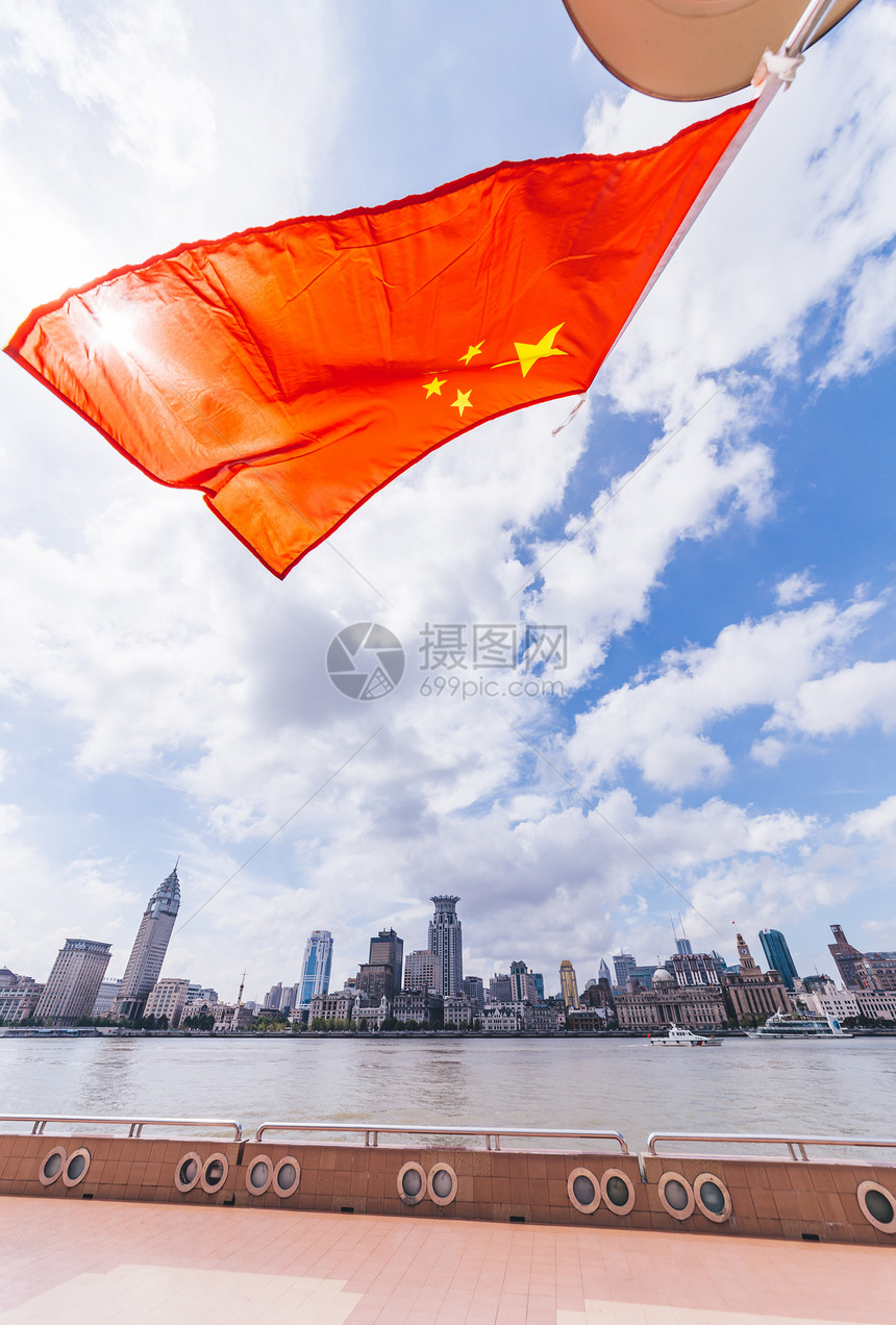 上海天空中的国庆红旗图片