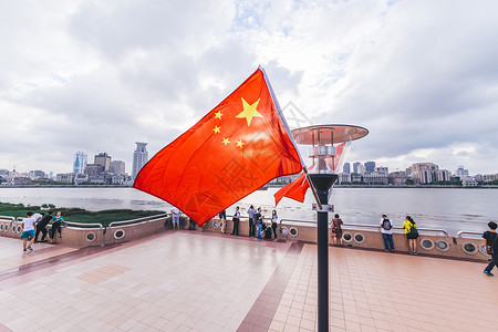 上海黄浦江边的五星红旗图片