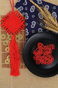 传统工艺品中国结剪纸特写图片