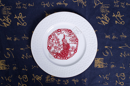 中国风礼品剪纸孔雀白盘背景图片