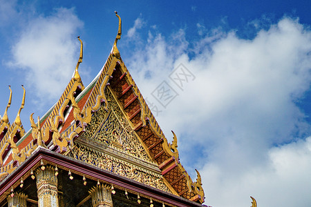 蓝天下的金色寺庙高清图片
