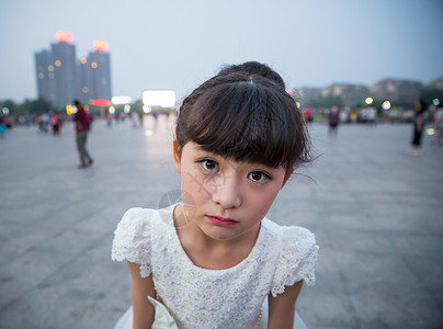 大街上女孩广场小女孩 广场舞 傍晚女孩 广场女孩 小女孩天真可爱背景