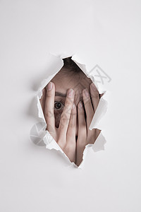 UI封面一个姑娘双手捂着眼睛躲在撕开破洞的白纸后面背景