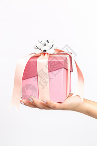 礼品纸手捧粉色礼物盒背景