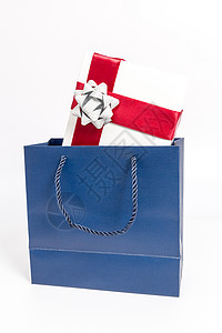 旗帜装饰蓝色购物袋与红白色礼物盒背景