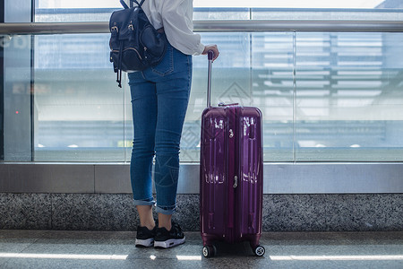 紫色旅行箱放假旅游女人背景等待背景