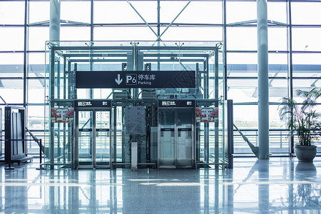 机场航站楼电梯指示牌高清图片