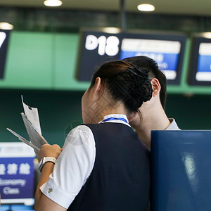 机场地勤空姐讲解服务高清图片