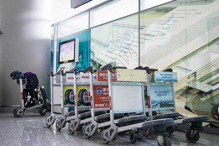 机场专用行李车推车排列背景图片