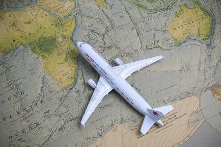 外国旅游世界地图上的飞机模型背景