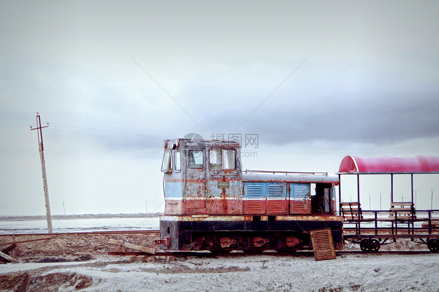 平静的盐湖时光火车图片