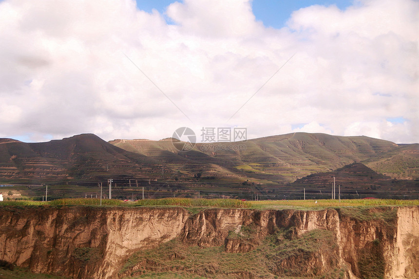 火车外断层及稻田山脉图片