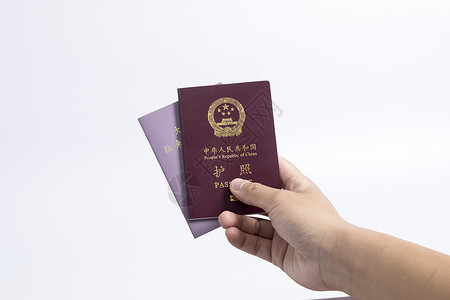 手拿护照和港澳台通行证图片