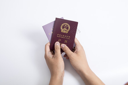 双手拿护照和港澳台通行证背景