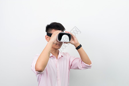 双手扶VR眼镜使用图片