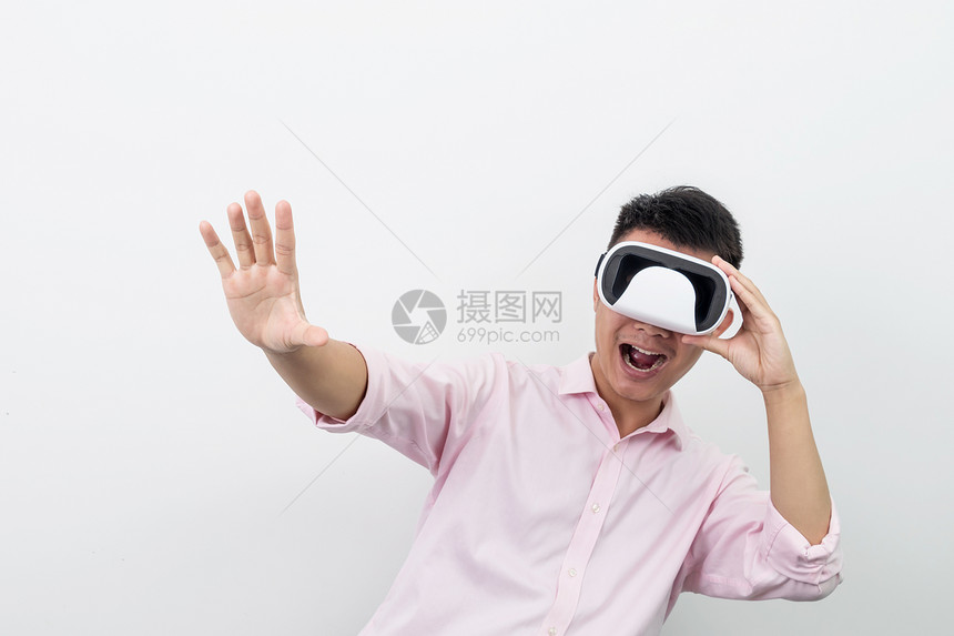 VR虚拟现实体验惊讶表情图片