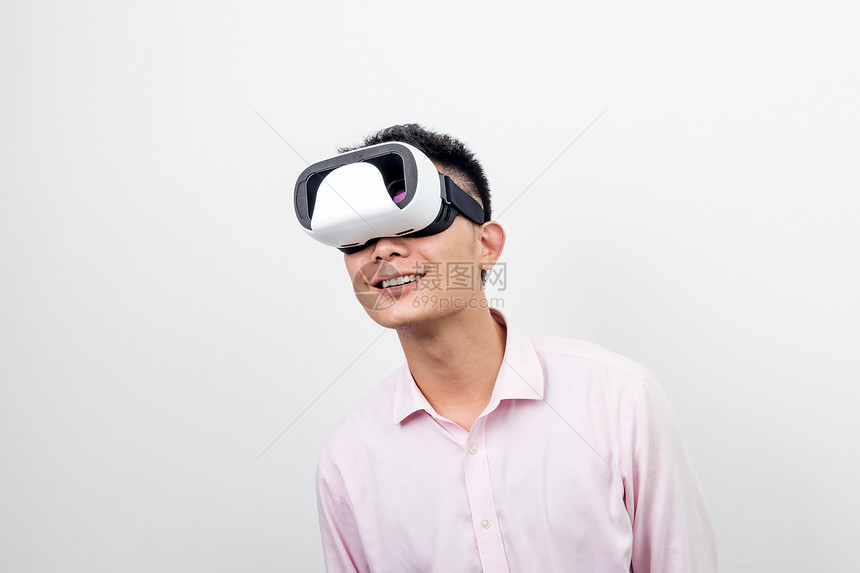 头戴VR眼镜探索图片