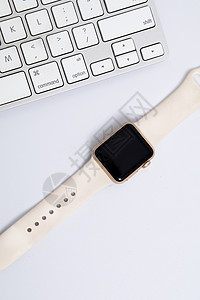 白色背景上的智能手表高清图片