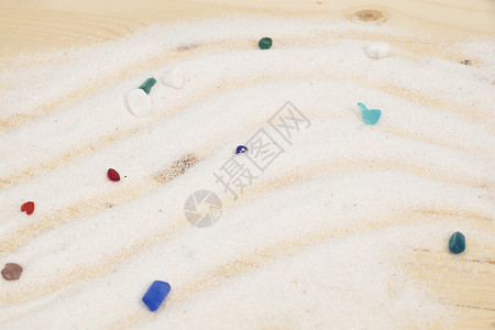 白色细沙上五彩缤纷的水晶图片