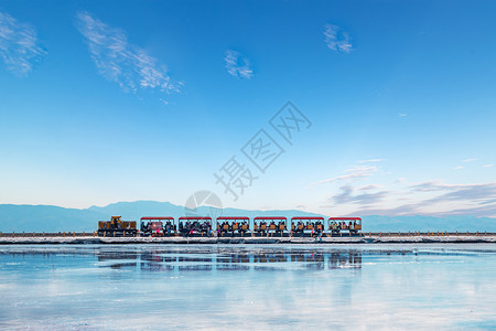 察卡盐湖茶卡盐湖的小火车背景