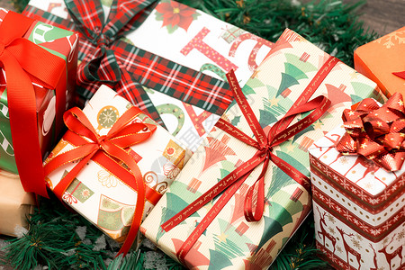 写实风松树圣诞风十足的礼物包装背景