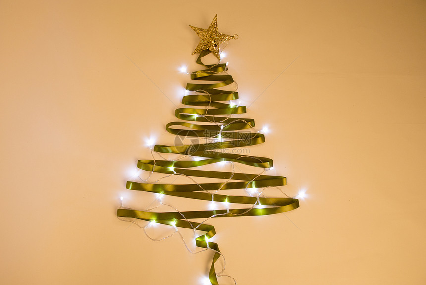 灯光闪闪的圣诞树图片
