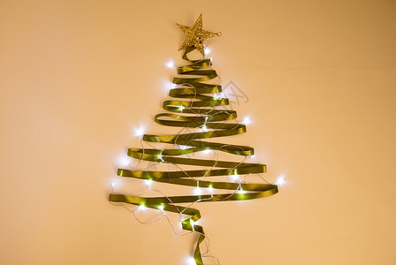 银色圣诞树灯光闪闪的圣诞树背景