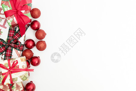 红色圣诞礼物元素组合拍摄背景图片