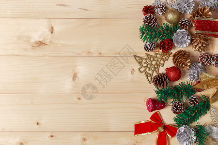 低矮球松圣诞节装饰品木板装扮背景背景