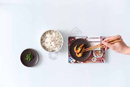 热气腾腾饭桌上的米饭和虾背景
