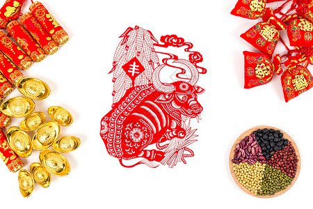 福袋中的猪中国春节传统饰品排列摆拍背景