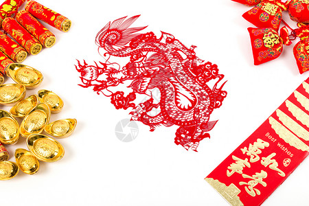 龙年有鱼剪纸中国春节传统饰品排列摆拍背景