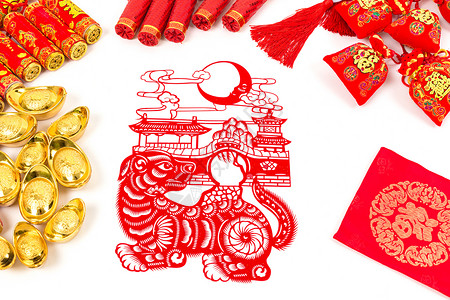 龙年抱金元宝中国春节传统饰品排列摆拍背景