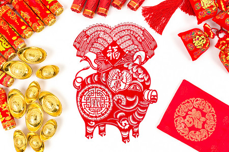 福袋中的猪中国春节传统饰品排列摆拍背景