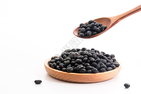 勺子五谷装在木盘里的黑豆背景