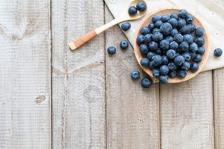 养生果木盘里散落的蓝莓背景