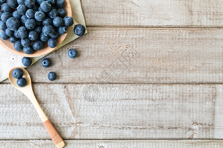 木盘里散落的蓝莓背景图片