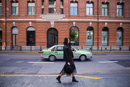 文艺美女朋克服装街头拍摄红砖高清图片素材