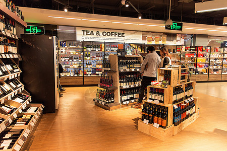 进口超市酒类购物场景展示明亮高清图片素材
