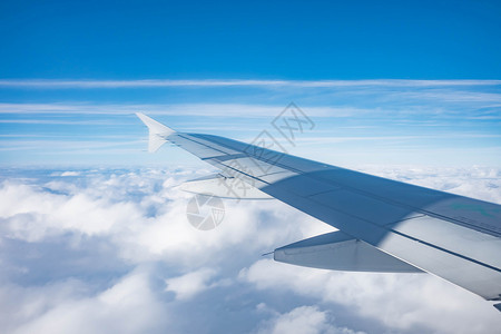 蓝天白云飞机空中机翼天空背景背景