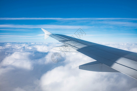 飞机窗口空中机翼天空背景背景